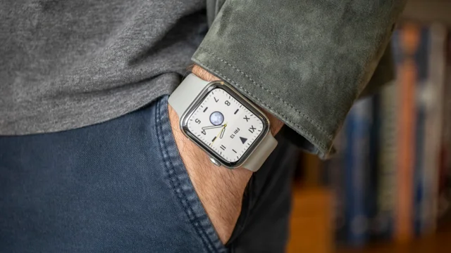 Apple Watch SE (2ème gén) • Alu 44mm Minuit • Bracelet Sport Minuit S/M