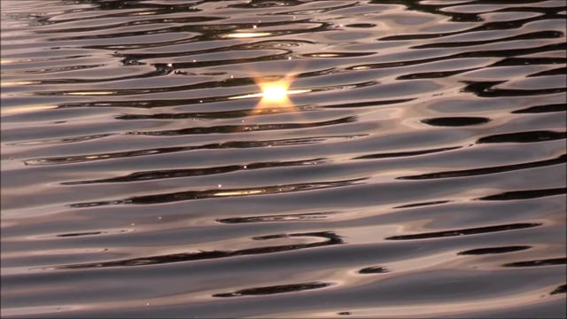 Блестящие на солнце волны. Рябь солнца. Рябь на воде от солнца-как это назвать.