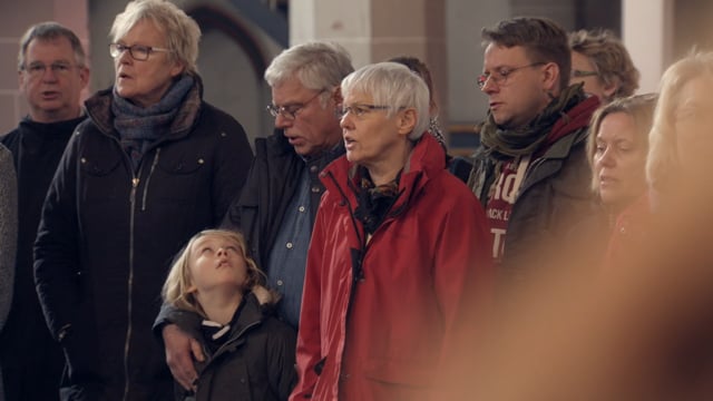 Oma und Enkel gemeinsam im Chor