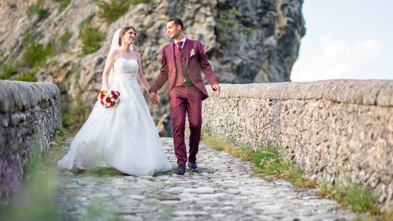 Vidéo Mariage Alpes Haute Provence - Mariage Justine + Romain (22 Juin 2019) | PlanetGFX