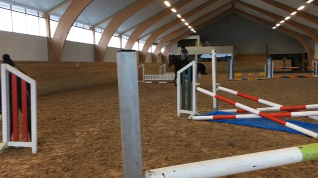Rid rakt fram efter hindren