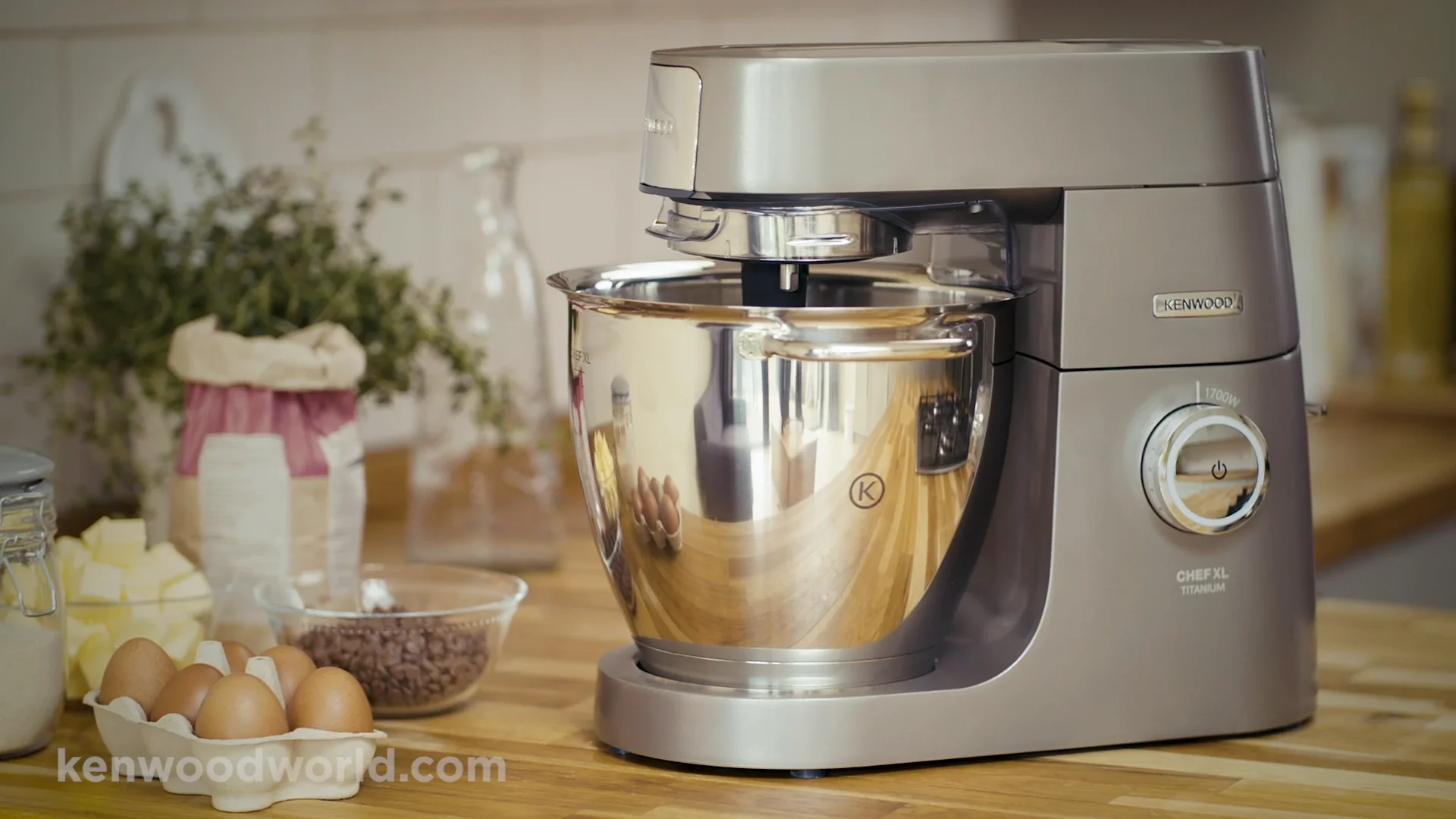 Kenwood 700W Stick Blender on Vimeo