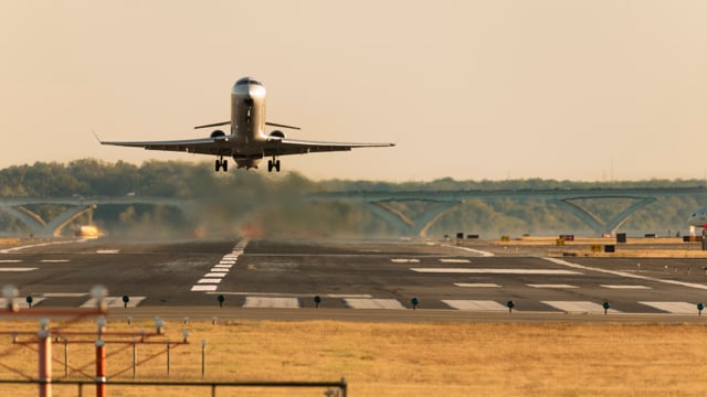 For Long-Lensers and Jet Buffs: A Runway Day in 60 Seconds