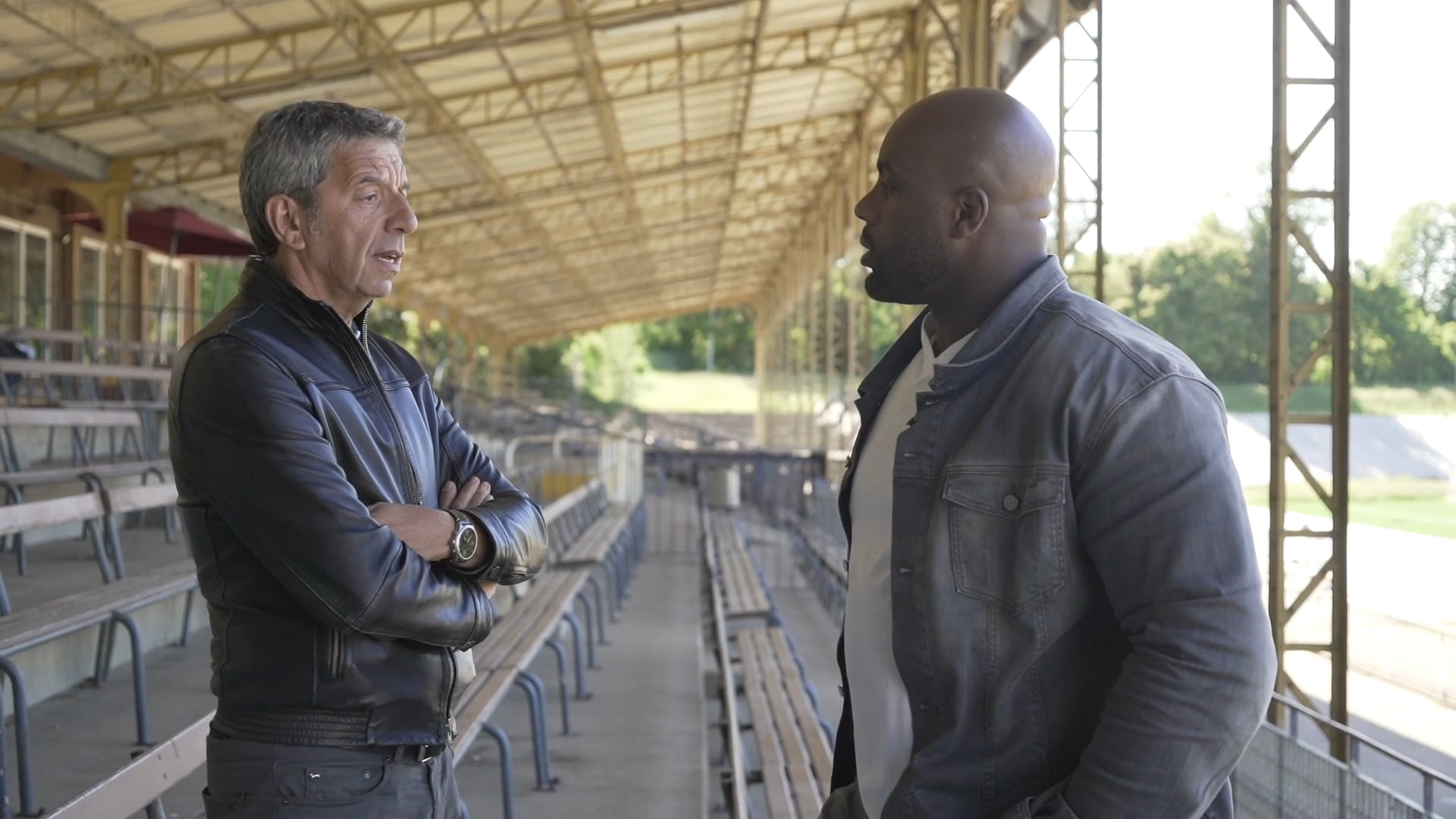 Teddy Riner en prise avec Michel Cymes (Crédit Agricole)