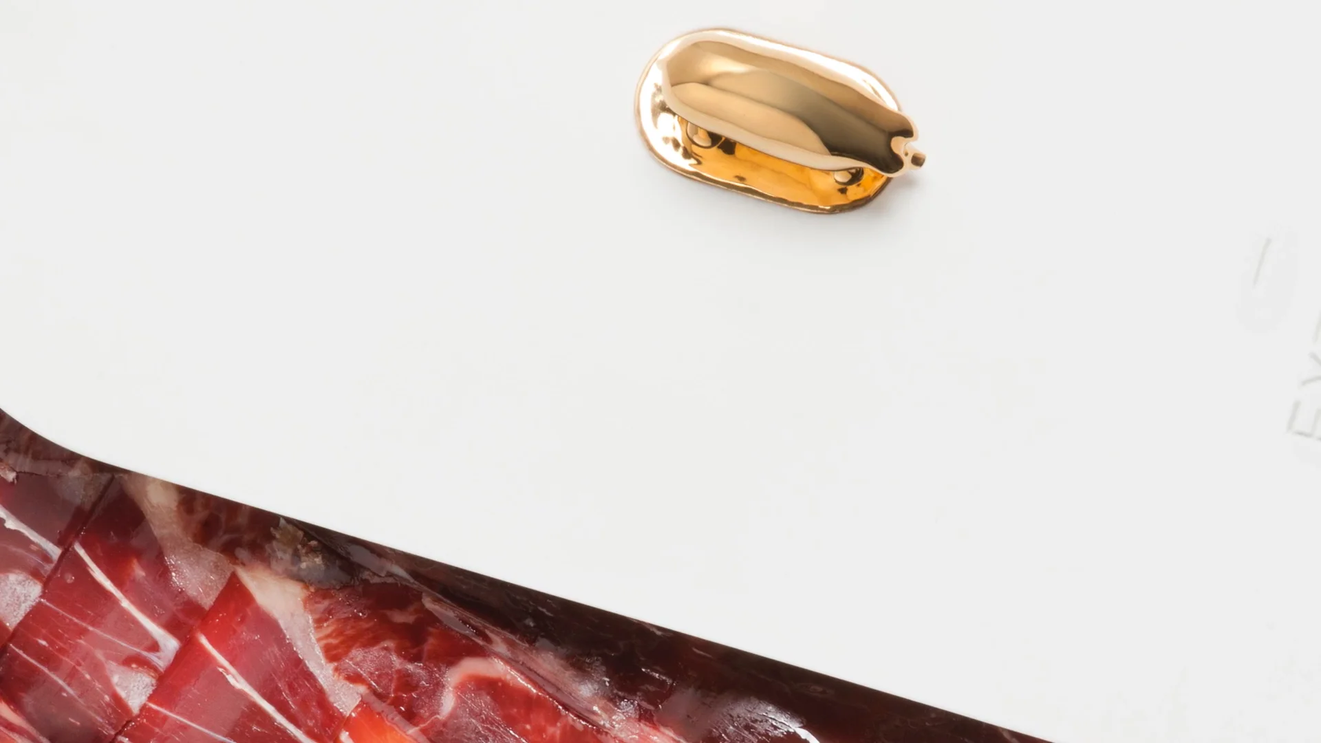 A GOLDEN PIG FOR A PREMIUM HAM - LLADRÓ MAGAZINE