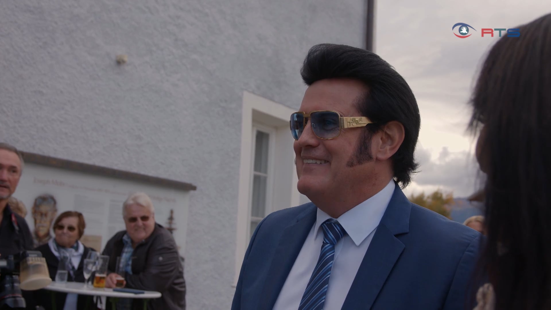 rusty-der-elvis-tribute-artist-feiert-50iger-mit-wegbegleitern-und-fans