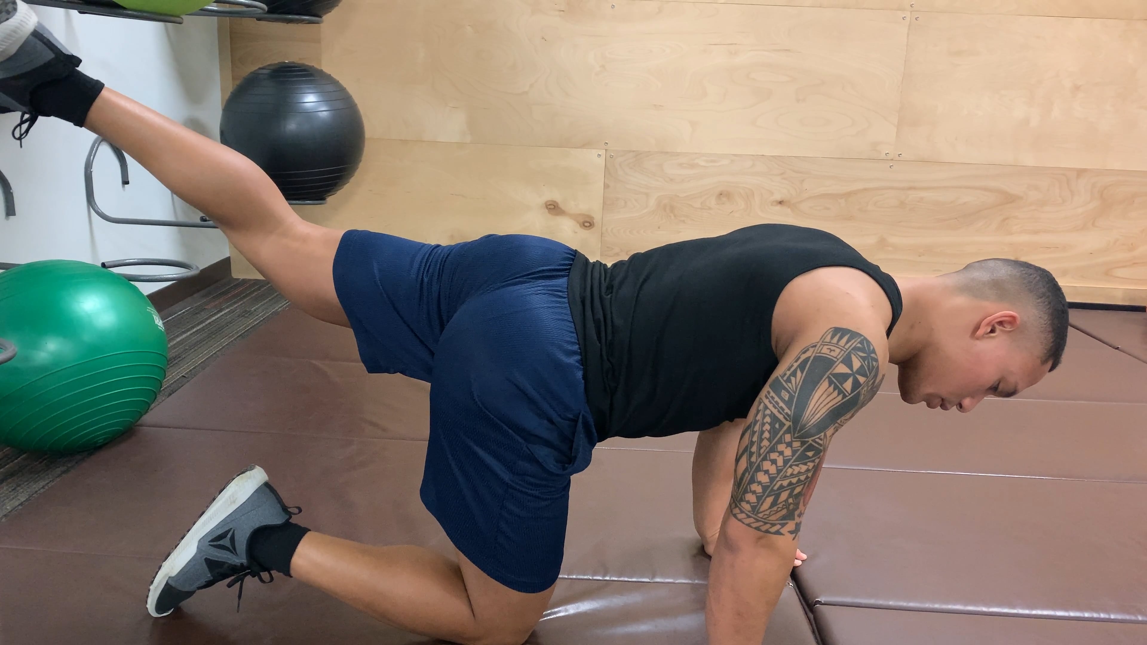 Glute Kickback (Leg Extension) on Vimeo
