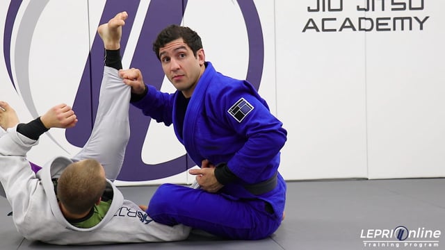 Knee Cut Pass Defense with Lasso and Reverse De La Riva to Sweep