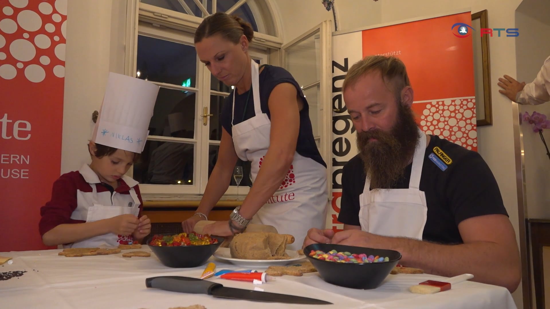kinder-von-pro-juventute-backen-mit-promis