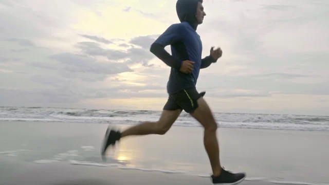Um Homem Correndo Na Costa Da Praia · Vídeo profissional gratuito