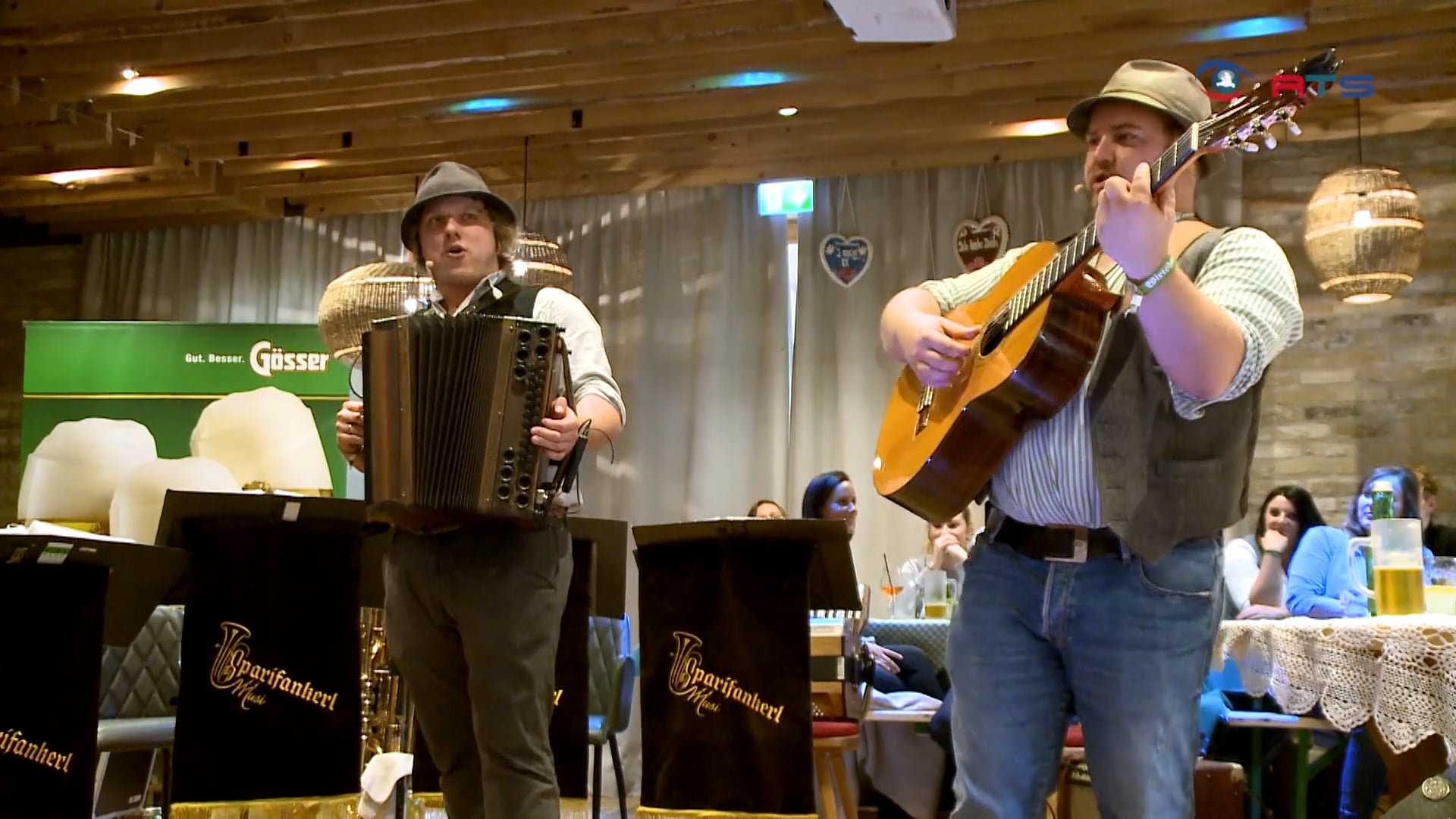 zahlreiche-gaeste-beim-wirtshaus-sonntag-im-hotel-eder-in-maria-alm
