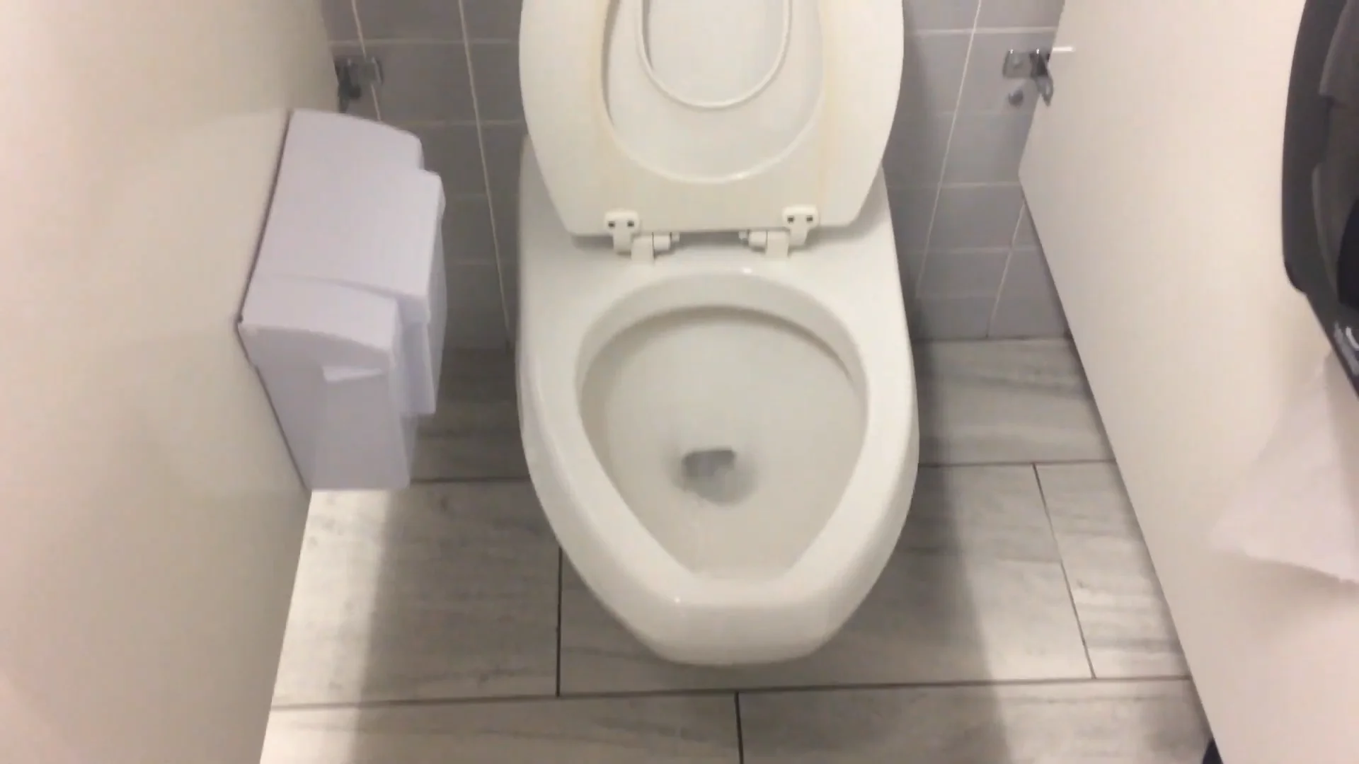 Ideal standard - Installation d'un abattant WC déclipsable on Vimeo