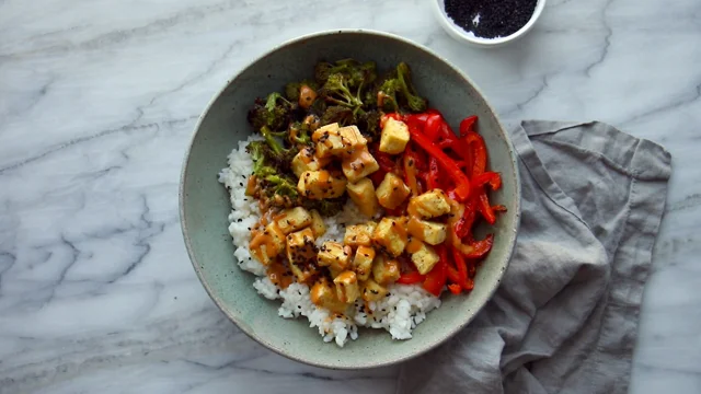 Spicy Peanut Tofu Meal Prep Bowls - Stephanie Kay Nutrition