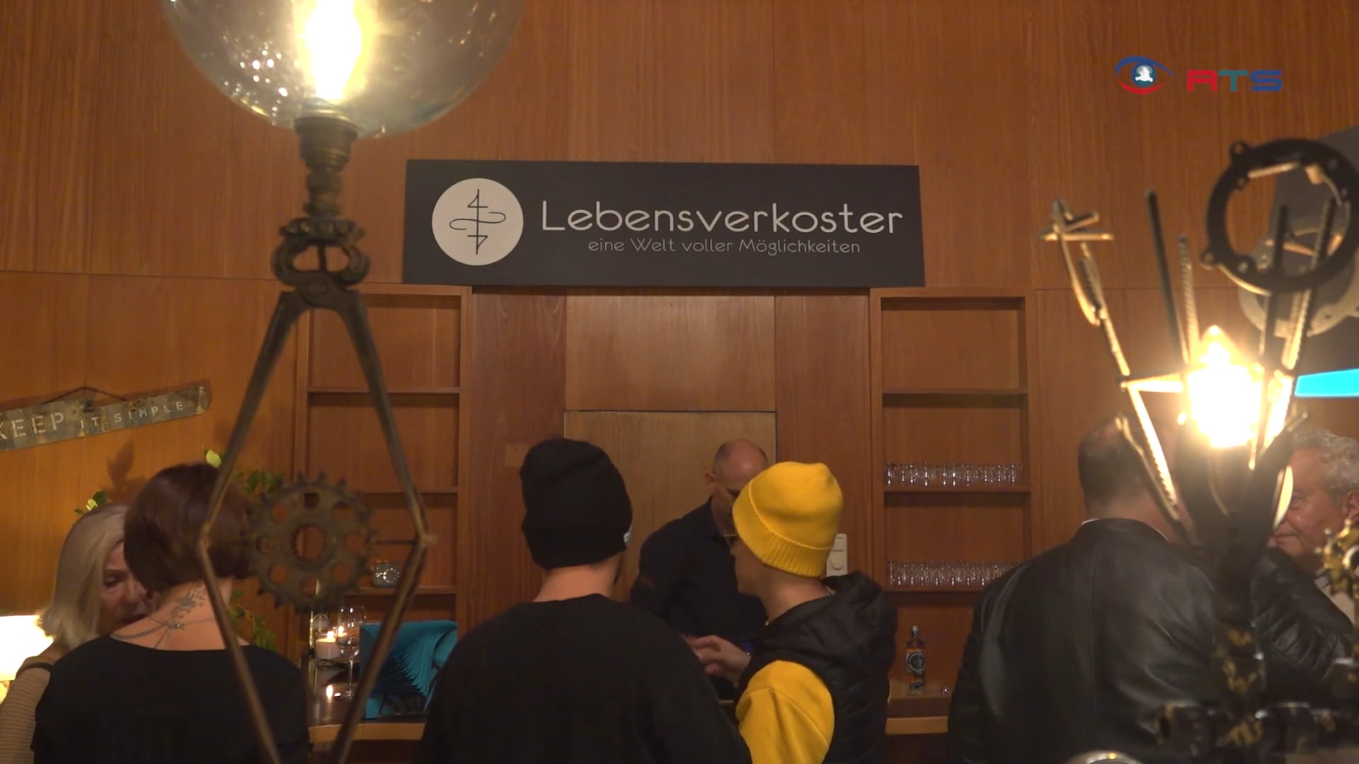 kuenstlerin-christina-miller-praesentiert-ihre-vernissage-happy-shadow