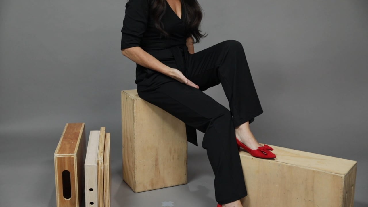 Sitting Posing From the Feet Up - Mirror Posing - The Portrait System