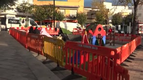 Es canvia la gespa de la zona infantil de la Plaça de les Escoles