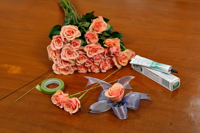 Super Flower Glue,Floral Glue,Corsage Glue,Used in DIY,Flower Arrangement  Design Repair and Bonding(60ML/Clear)