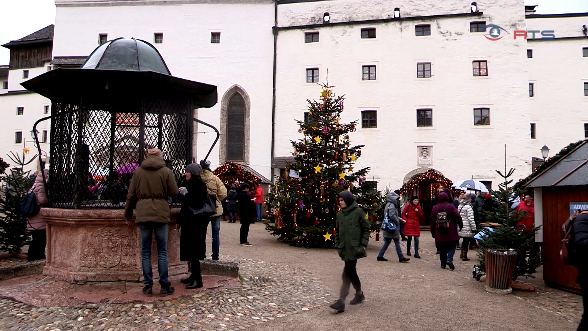 die-festung-hohensalzburg-und-ihr-adventmarkt-ueber-den-daechern-der-altstadt