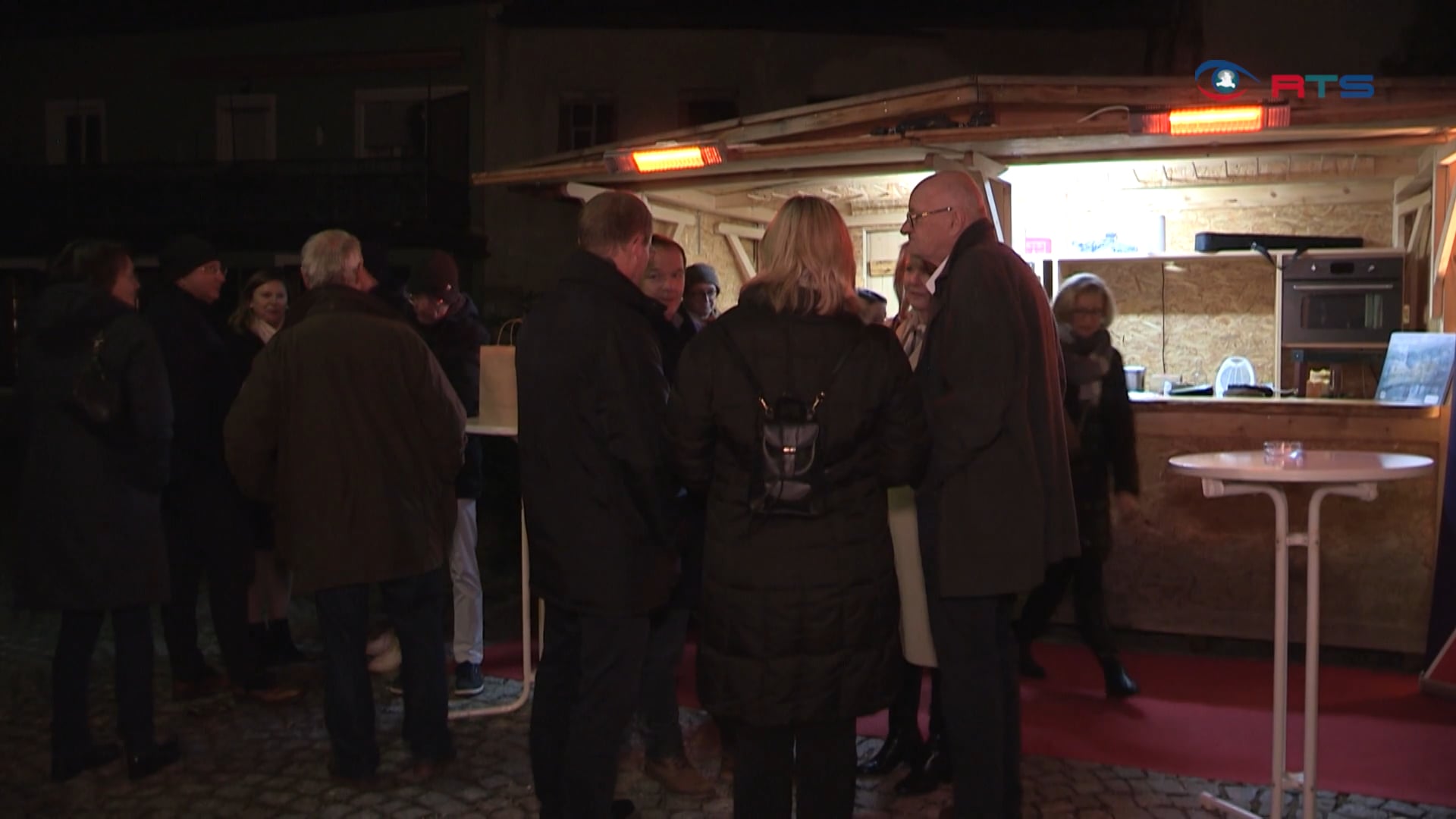 gluehwein-fuer-den-guten-zweck-rotary-club-hallein-salzburg-sued-zieht-mit-genusskraemerei-an-einem-strang