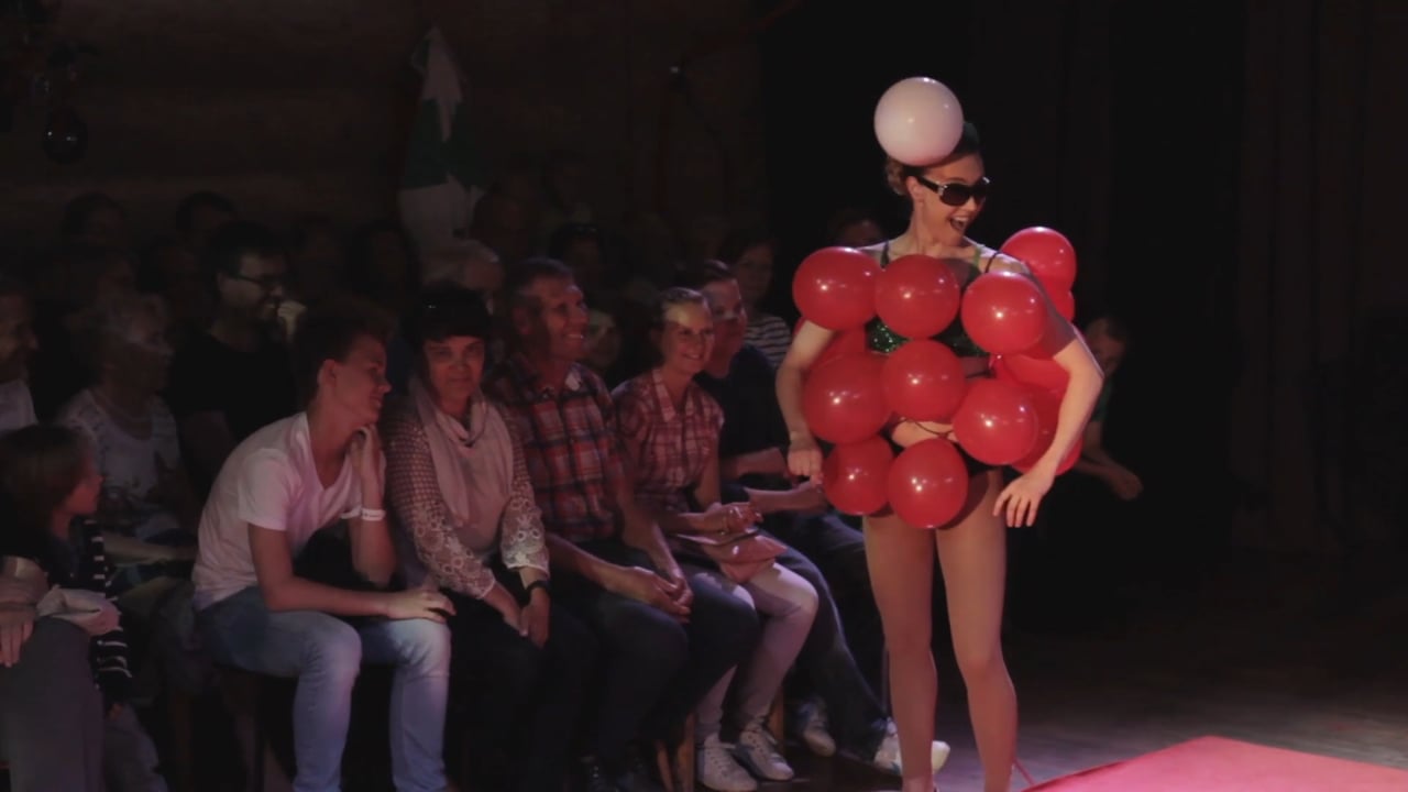 Balloon popping Pauliina
