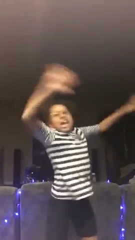 menina-dancando-empolgada-por-causa-do-natal