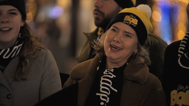 Video poster: Cora van Nieuwenhuizen zingt: Ik ben de BOB, ik ben de BOB.