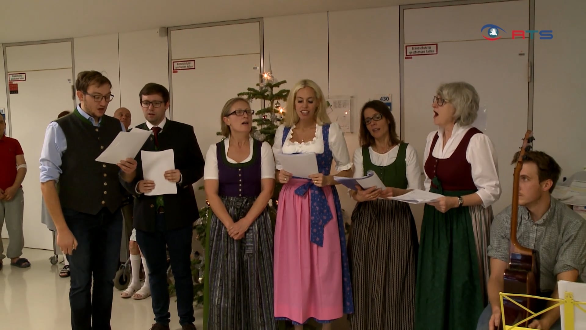 salk-aerzte-und-pflegeteam-veranstalten-chirurgische-weihnacht-fuer-patienten
