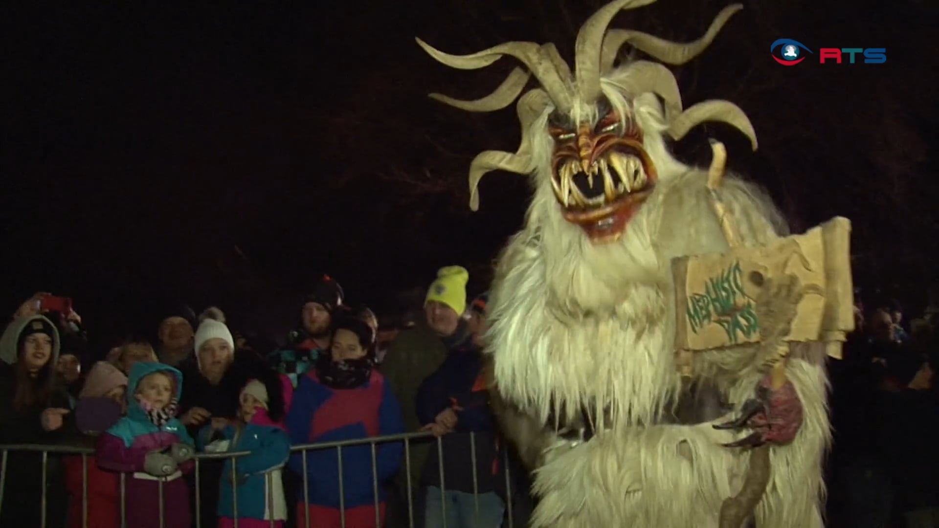 gelebtes-brauchtum-schoen-und-schiachperchten-beim-perchtenlauf-pfarrwerfen