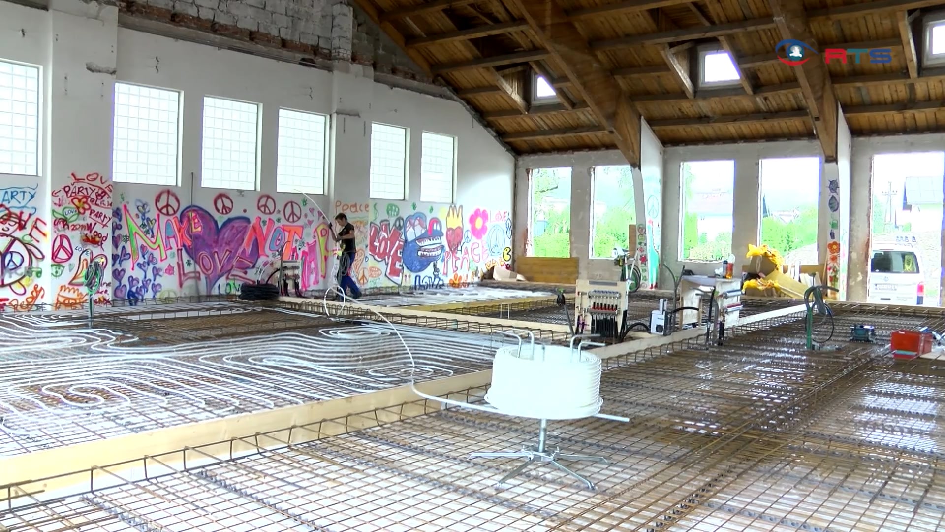 ein-haus-entsteht-im-haus-der-aussergewoehnliche-umbau-der-weberei-halle-in-puch
