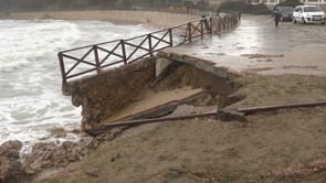El temporal ensorra part del Passeig d'Empúries