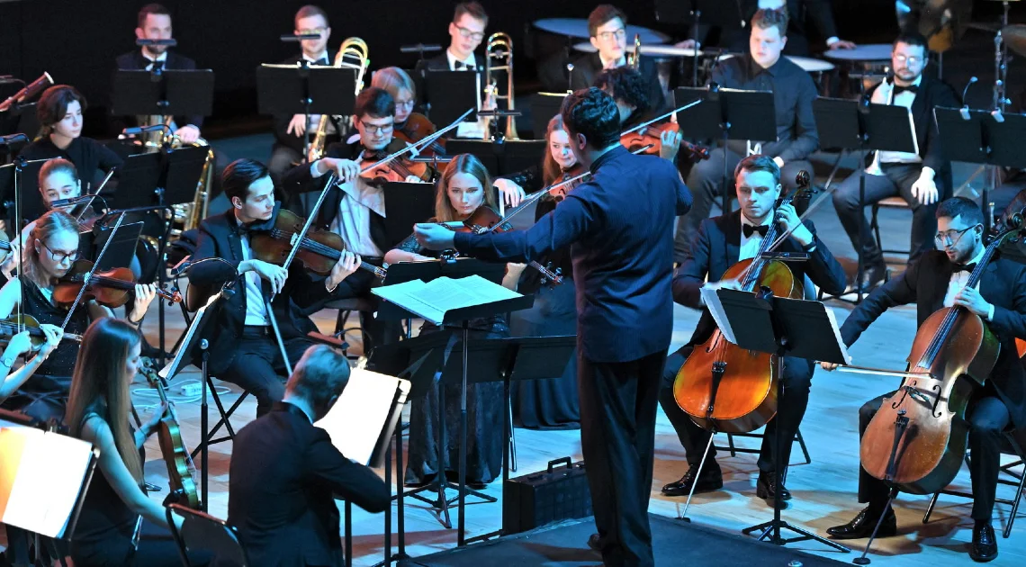 Где найти оркестр. Самый большой симфонический оркестр в мире. Дирижер и оркестр. Где найти оркестр. Группа российский национальный оркестр.