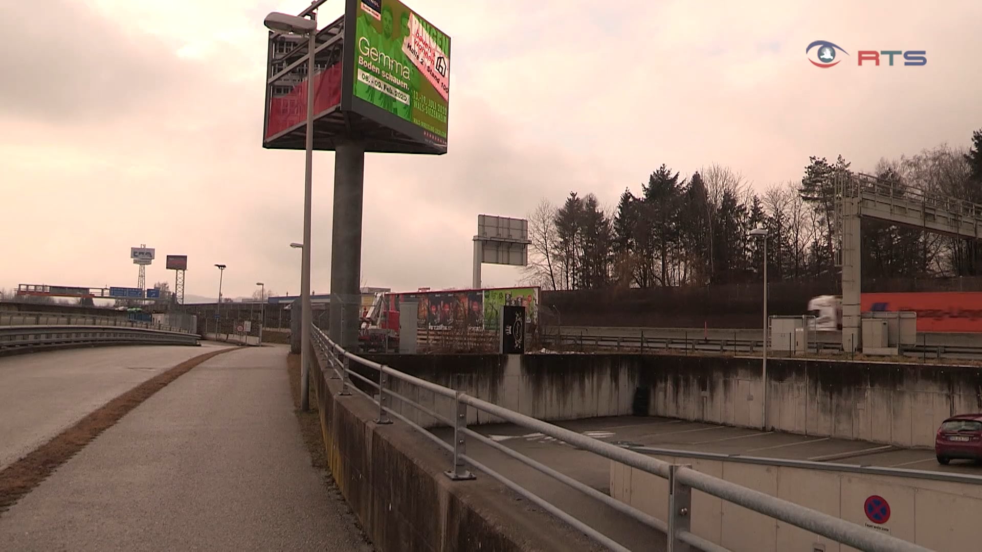 progress-werbung-wirbt-mit-gigantischer-werbetafel-neben-autobahn