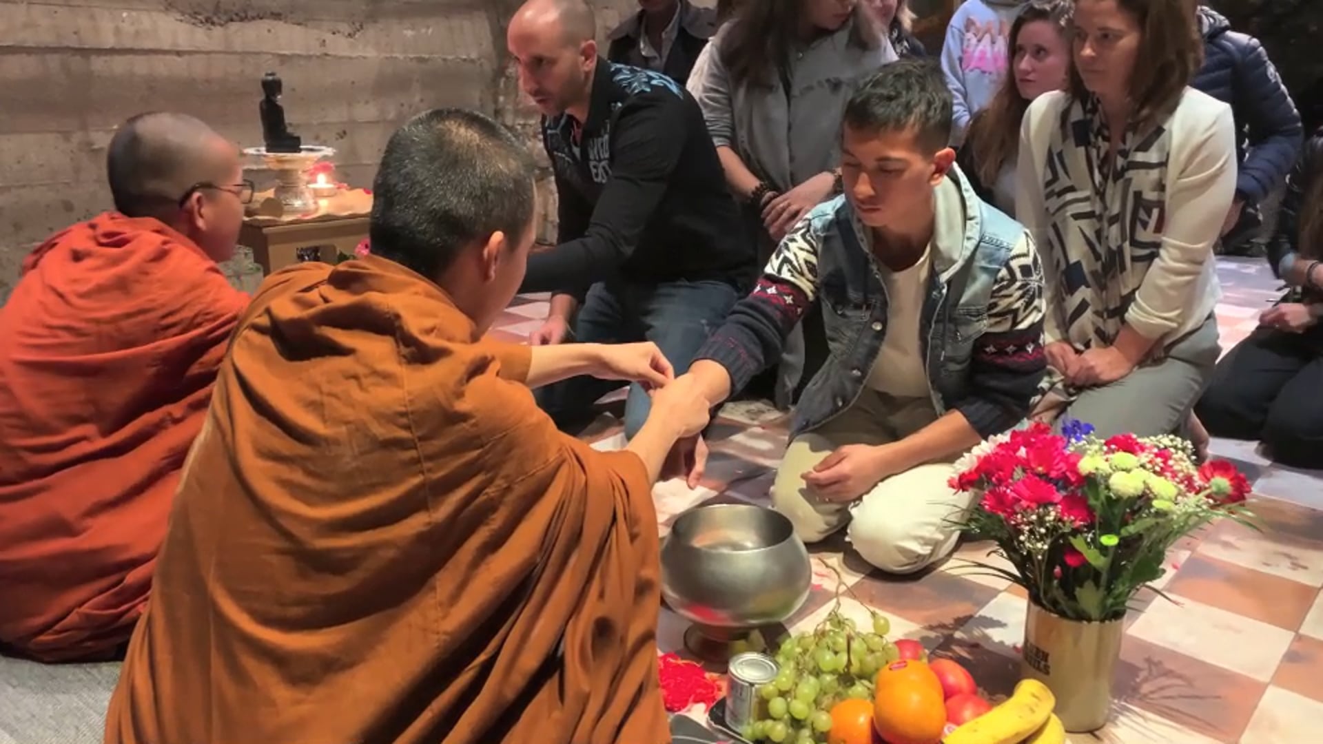 Cross the Scan S21, cérémonie bouddhiste à même l'oeuvre photographique. Exposition Khmer heritage, Paris 2018