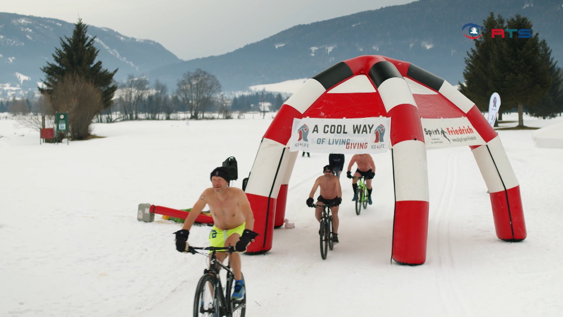 nackt-ins-eiswasser-ice-4-life-teilnehmer-setzen-sich-stundenlang-der-kaelte-aus