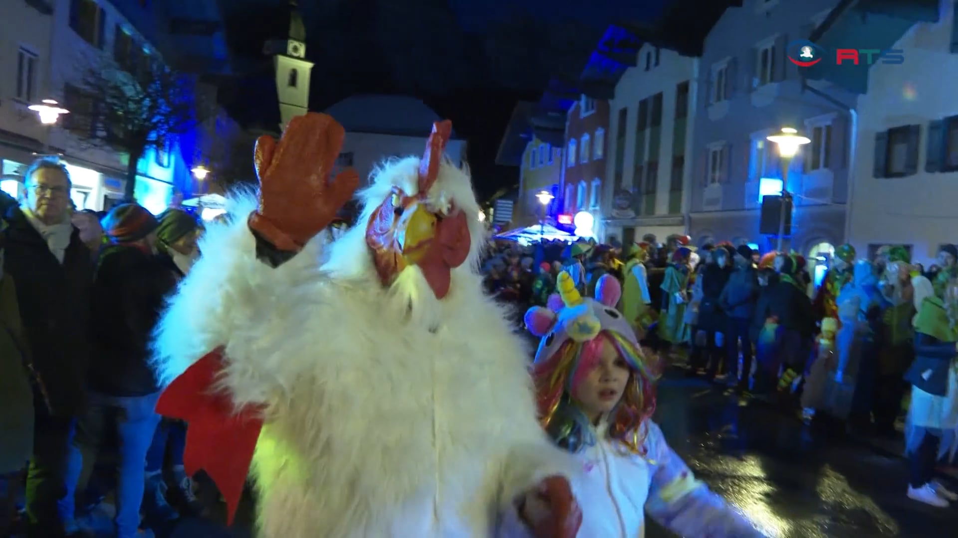 die-narren-sind-los-beim-tennengauer-faschingsnachtumzug-in-kuchl
