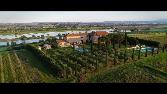 Magnificent Tuscan farmhouse immersed in the authentic countryside of Cortona