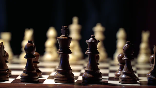 De cima para baixo do jogo de xadrez com as peças na posição inicial,  aproximando-se, Banco de Video - Envato Elements