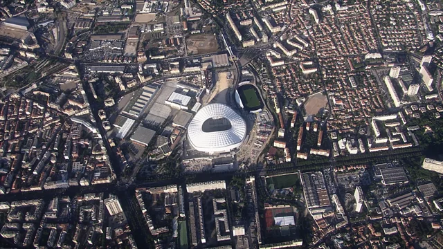 L'architecte du Vélodrome de 98 demande 480 000 euros à la Ville de  Marseille