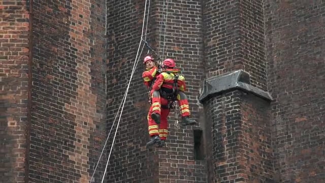 Schwindelerregend! Feuerwehr übt an Kirche