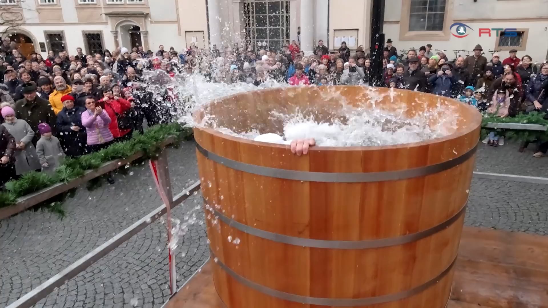 ein-sprung-ins-kalte-nass-metzgersprung-2020