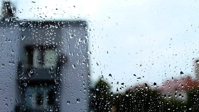 Cơn mưa cửa sổ đem lại cho người xem cảm giác dễ chịu và thư giãn. Sự hiện diện của nước mưa cắt giảm được một số lo lắng và trộm vía mang lại cho bạn cảm giác bình yên. Lấy cảm hứng từ bức ảnh này, bạn có thể sáng tạo ra những tổng thể cảnh tượng đặc biệt, tạo ra sự tuyệt vời và nâng cao nét độc đáo cho bức hình của mình.