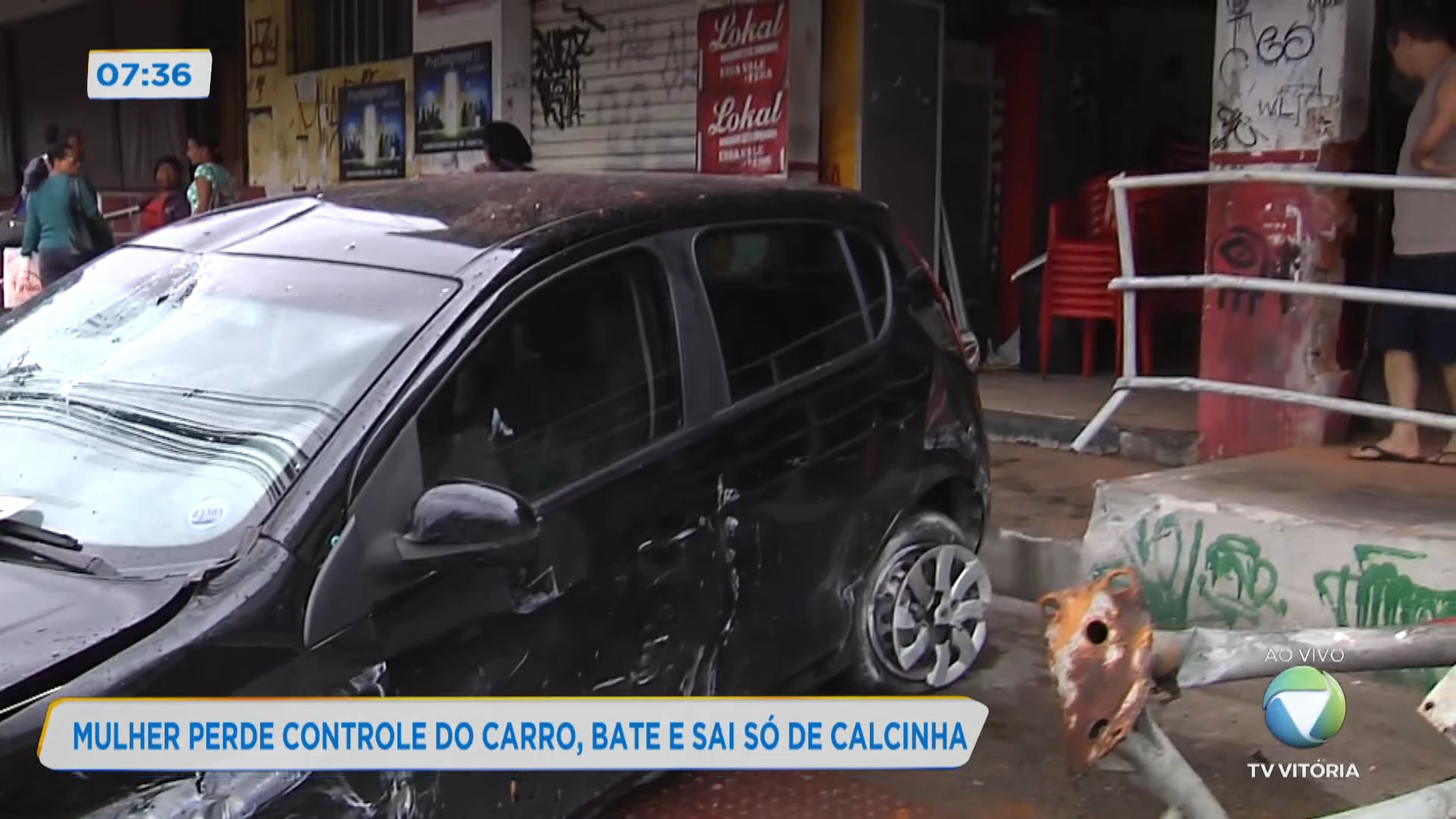 Mulher perde controle do carro, bate em ponto de ônibus e sai só de calcinha  do veículo on Vimeo