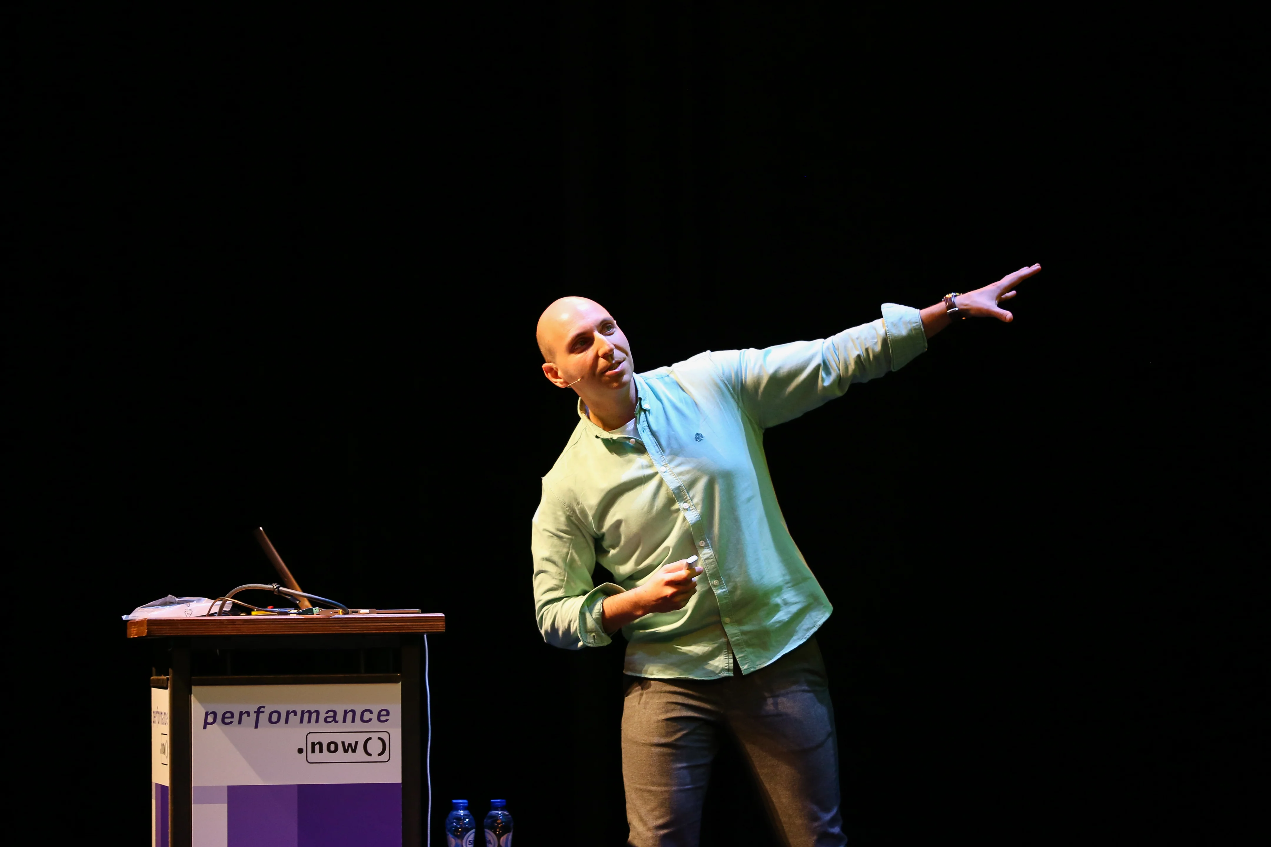 Performance now. перформанс из книг. Performance now. Performance now. Ernestyna.