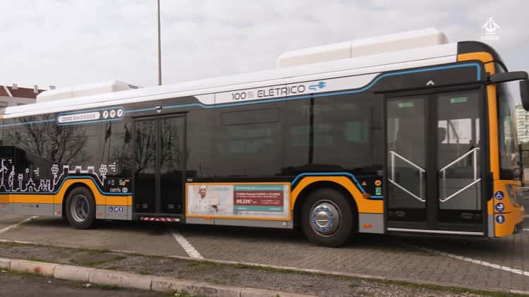 Mais um autocarro da Carris apedrejado em Lisboa - Vídeos - Correio da Manhã