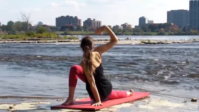 Devenez souple en pratiquant la salutation au soleil du 2e chakra