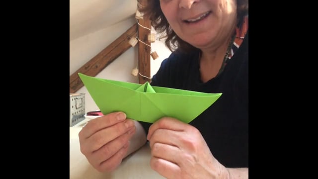 Faire un bateau de papier avec Mélanie