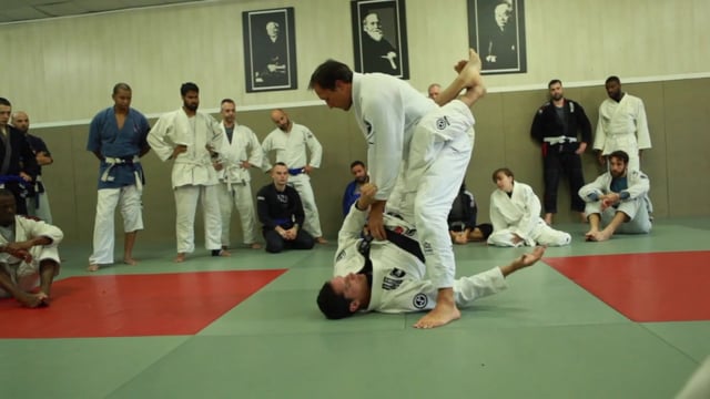 Bases17 4) Renversement "muscle sweep" dans la garde fermée contre un adversaire qui se lève.
