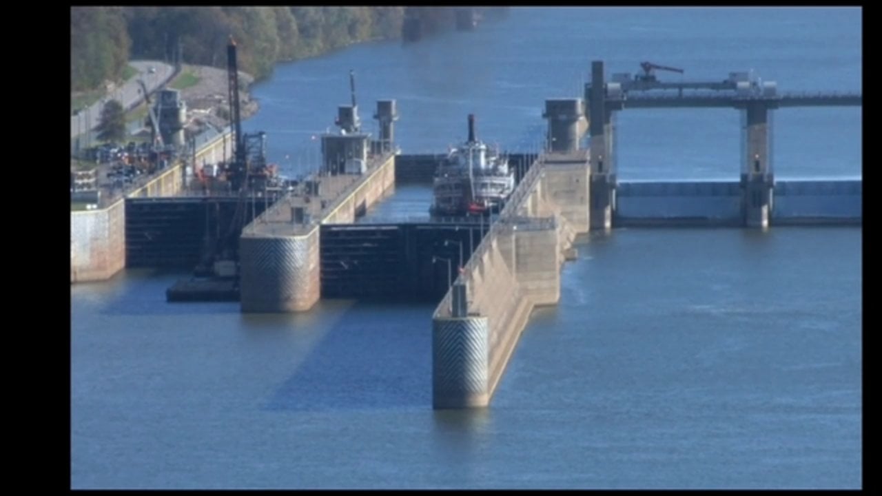 Delta Queen at Cannelton Lock & Dam on Vimeo