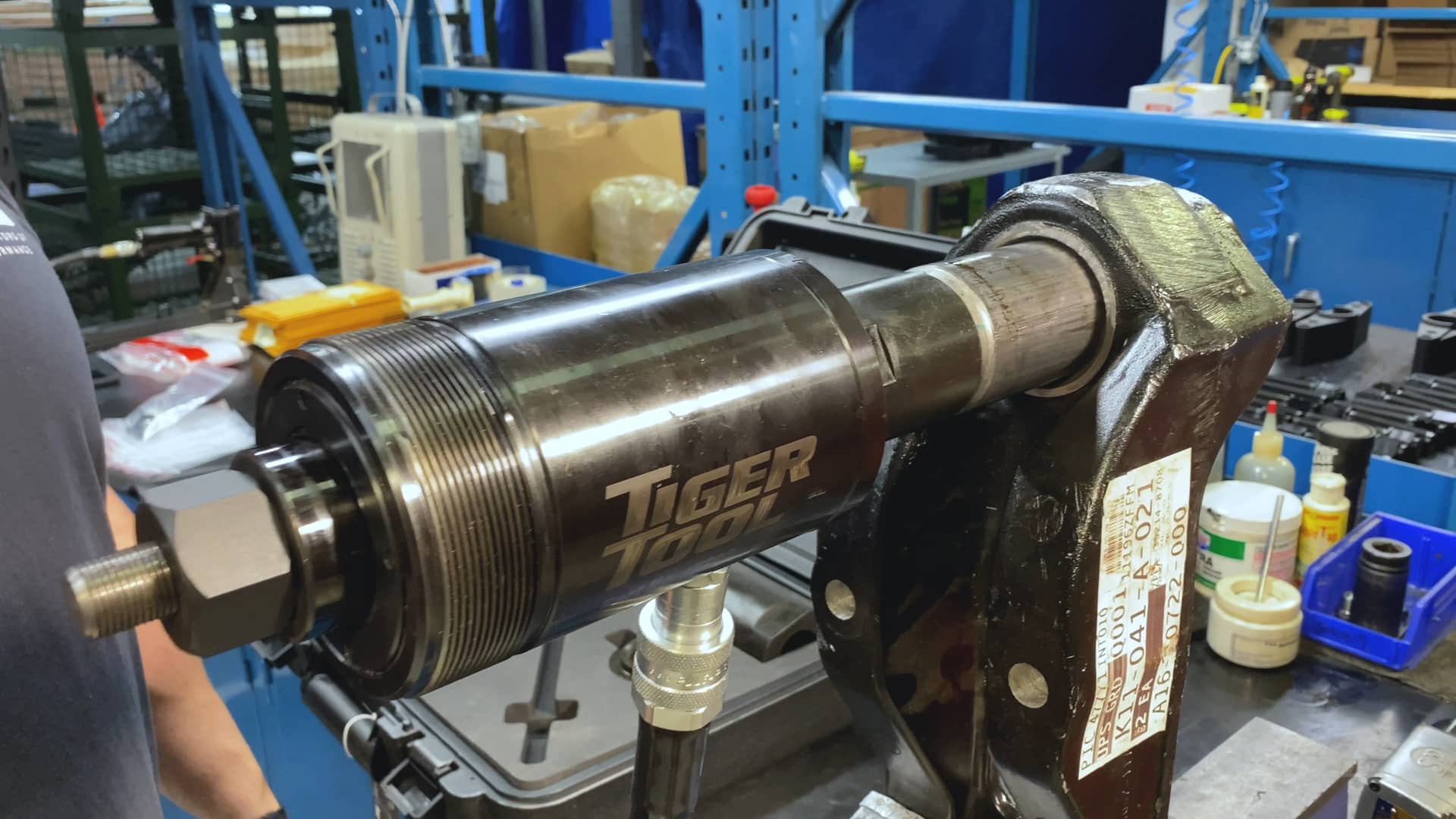 Tiger Tool Freightliner Bushing 1619978000 & 1620508000 Adapter on Vimeo