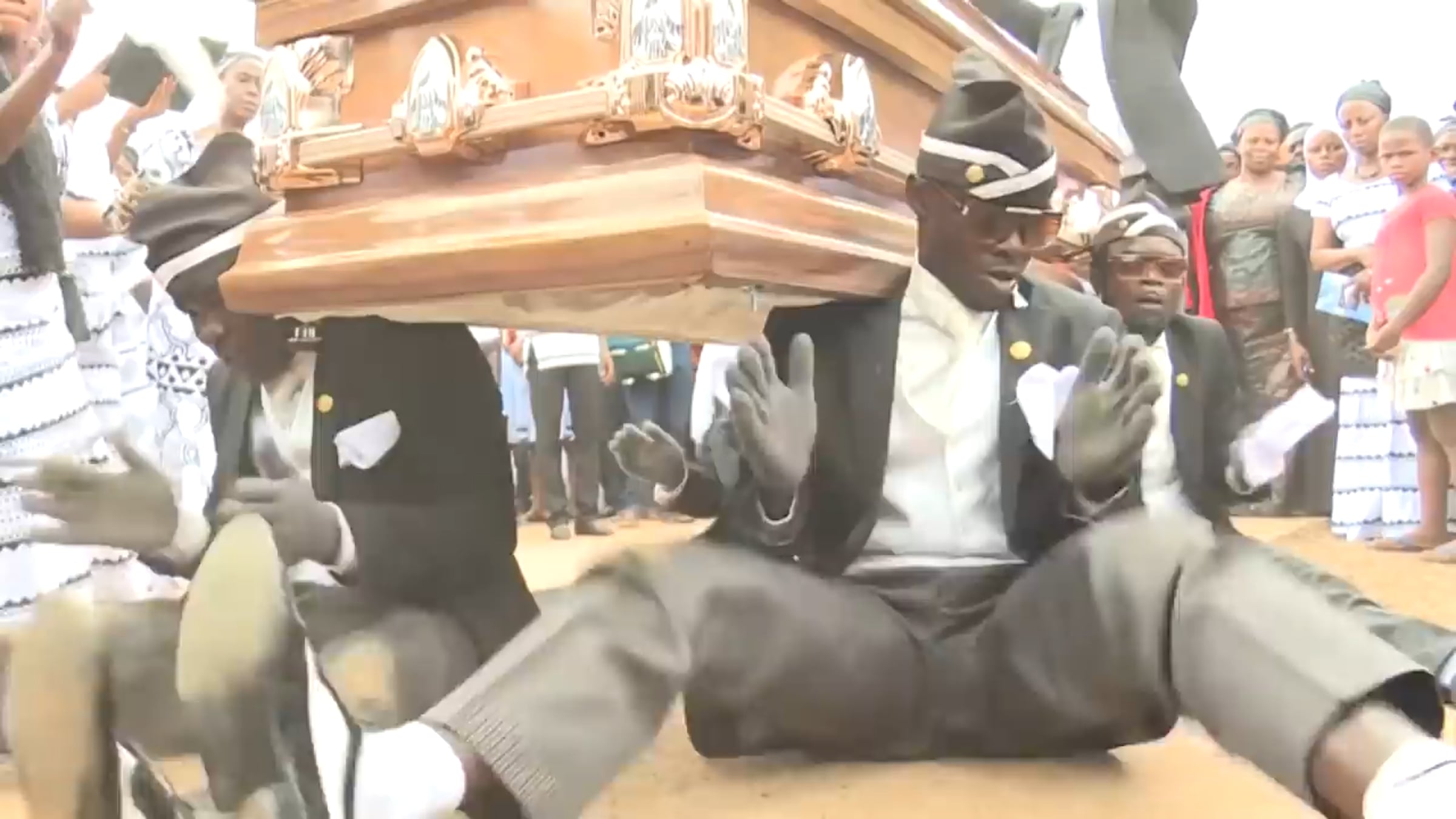 Танцующие с гробом мем. Танцующие с гробом мем. Танцующие с гробом мем. Coffin dance. Афроамериканцы танцуют с гробом.